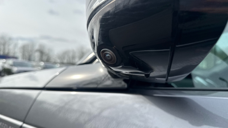 Land Rover Discovery 3.0 D300 Dynamic SE 5dr Auto Diesel Station Wagon